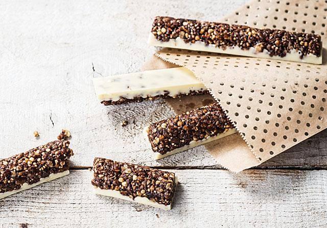 Chocolate and cocoa cereal snacking bars