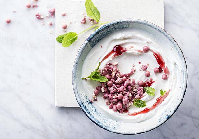 Breakfast with crunches of ruby chocolate