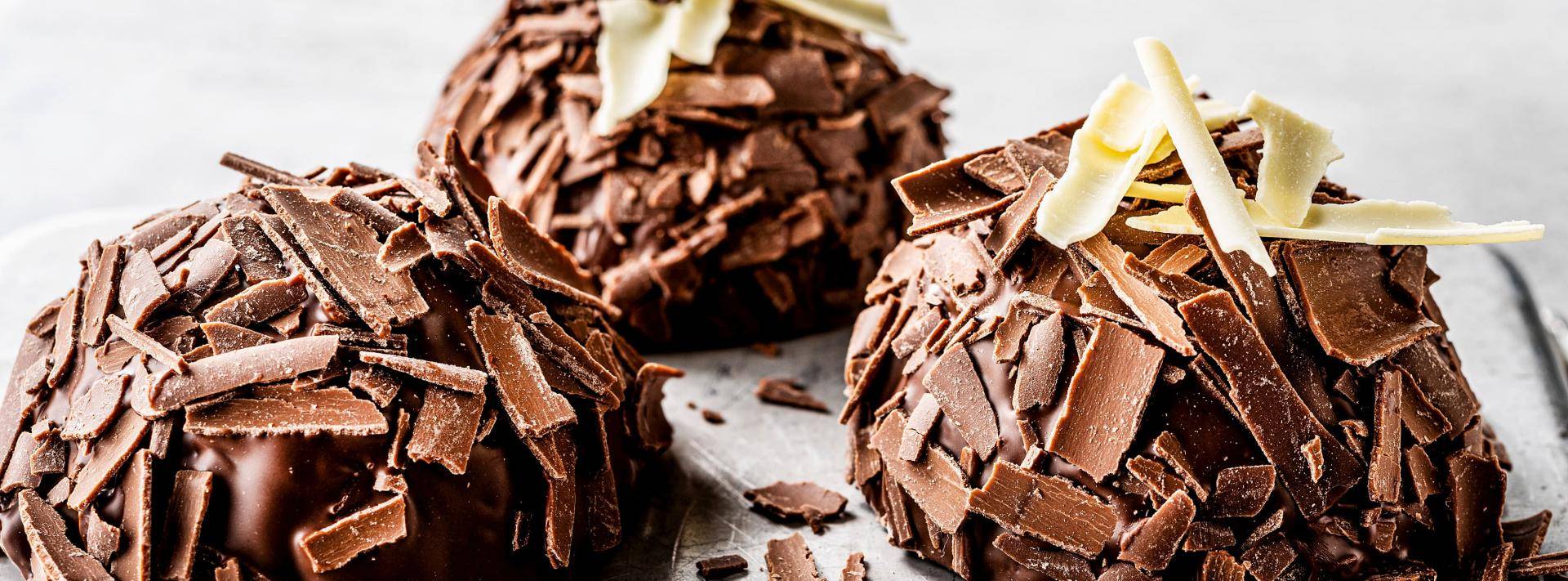 Bombe with chocolate shavings