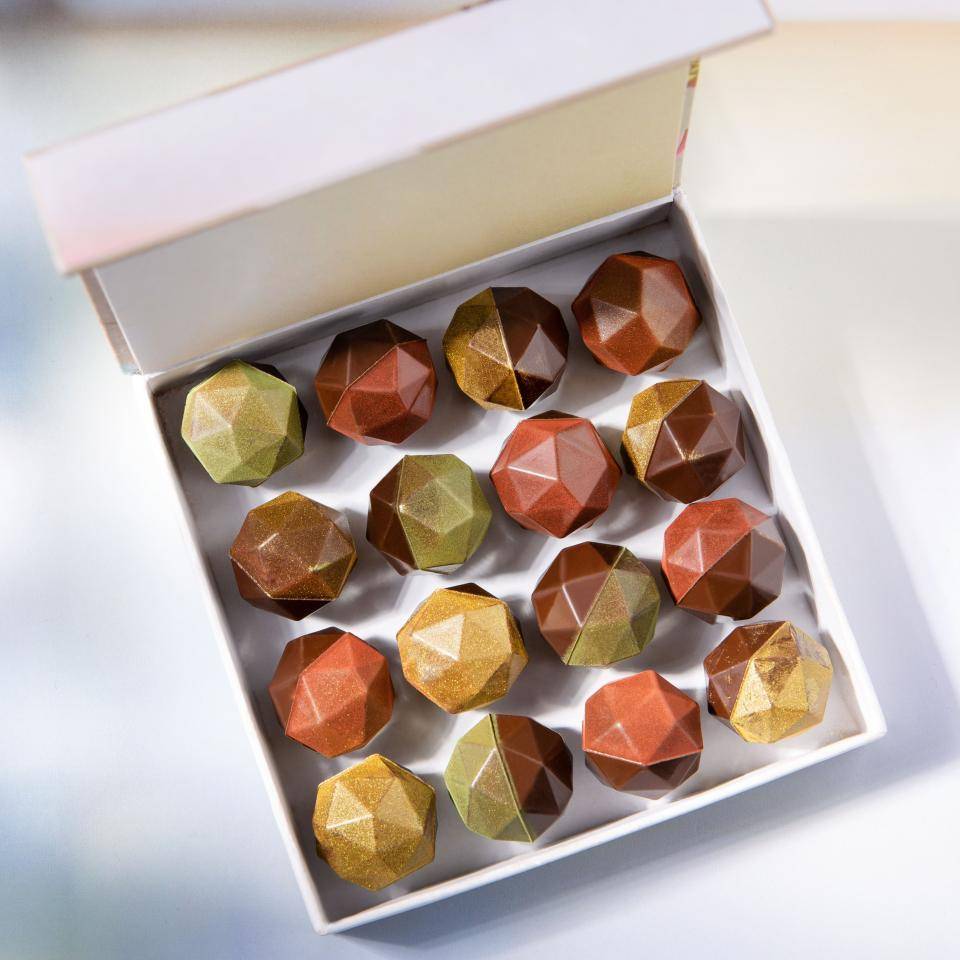 Christmas pralines with sparkling colors