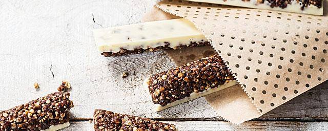 Chocolate and cocoa cereal snacking bars