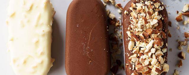 Ice cream sticks with chocolate and nuts
