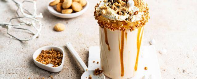 Caramel Frappuccino with amaretti, Caramel crunches and meringue decorations